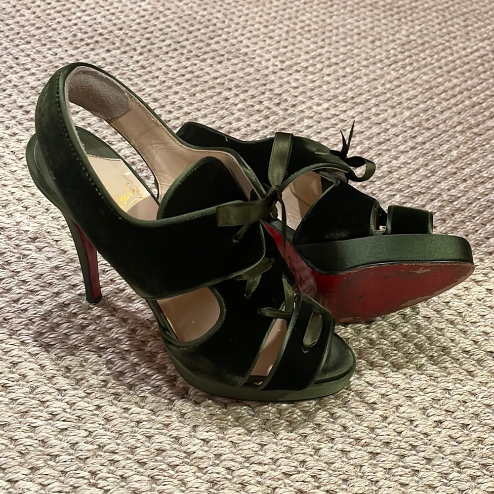💯% Authentic CHRISTIAN LOUBOUTIN 37 Velvet Olive Tie front Heels